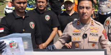 Kapolres Cianjur, AKBP Rohman Yonky Dilatha menggelar konferensi pers mengenai pengungkapan kasus tindak pidana perdagangan orang (TPPO) yang terjadi di Kabupaten Cianjur. Konferensi pers tersebut berlangsung di Lapangan Apel Mapolres Cianjur, Rabu (14/08/2024).