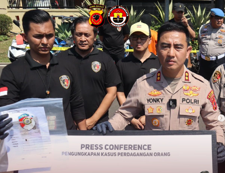 Kapolres Cianjur, AKBP Rohman Yonky Dilatha menggelar konferensi pers mengenai pengungkapan kasus tindak pidana perdagangan orang (TPPO) yang terjadi di Kabupaten Cianjur. Konferensi pers tersebut berlangsung di Lapangan Apel Mapolres Cianjur, Rabu (14/08/2024).