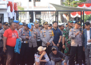 Polres Indramayu bersama jajaran Polda Jabar, Kodim 0616, dan Satpol PP melaksanakan pengamanan ketat terhadap aksi unjuk rasa yang dilakukan oleh mahasiswa dari Cipayung Plus di depan Gedung DPRD Kabupaten Indramayu pada Jumat (23/8/2024).

Pengamanan tersebut dipimpin langsung oleh Kapolres Indramayu, AKBP Ari Setyawan Wibowo serta Dandim 0616/Indramayu, Letkol Inf Yanuar Setiaga. (FOTO: Istimewa)