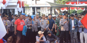 Polres Indramayu bersama jajaran Polda Jabar, Kodim 0616, dan Satpol PP melaksanakan pengamanan ketat terhadap aksi unjuk rasa yang dilakukan oleh mahasiswa dari Cipayung Plus di depan Gedung DPRD Kabupaten Indramayu pada Jumat (23/8/2024).Pengamanan tersebut dipimpin langsung oleh Kapolres Indramayu, AKBP Ari Setyawan Wibowo serta Dandim 0616/Indramayu, Letkol Inf Yanuar Setiaga. (FOTO: Istimewa)