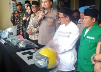 Kapolres Karawang, AKBP Edwar Zulkarnaen, memberikan keterangan pers terkait penangkapan 2 pelaku pengeroyokan kyai dan anggota Banser saat hendak mengikuti pengajian di Pondok Pesantren (Ponpes) Al-Baghdadi, Kecamatan Rengasdengklok, Kabupaten Karawang.(Foto:Istimewa)