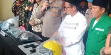 Kapolres Karawang, AKBP Edwar Zulkarnaen, memberikan keterangan pers terkait penangkapan 2 pelaku pengeroyokan kyai dan anggota Banser saat hendak mengikuti pengajian di Pondok Pesantren (Ponpes) Al-Baghdadi, Kecamatan Rengasdengklok, Kabupaten Karawang.(Foto:Istimewa)