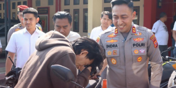 Kapolres Majalengka, AKBP Indra Novianto menunjukkan komitmennya dalam pemberantasan kejahatan di wilayah hukumnya. Pada Rabu (31/7/2024), di halaman Sat Reskrim Polres Majalengka, AKBP Indra Novianto menyerahkan sepeda motor yang berhasil disita dari kasus pencurian kendaraan bermotor (curanmor) kepada pemiliknya.