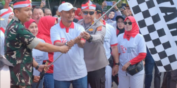 Kapolres Subang, AKBP Ariek Indra Sentanu dampingi Pj. Bupati Subang Imran beserta Unsur Forkopimda Kabupaten Subang dan Sekretaris Daerah Kabupaten Subang dalam acara kirab 35.000 bendera merah putih untuk merayakan Hari Ulang Tahun Kemerdekaan Republik Indonesia ke-79.(FOTO: Istimewa)