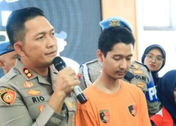 Armor Toreador, pelaku KDRT terhadap istrinya selegram Cut Intan Nabila, saat dihadirkan Kapolres Bogor, AKBP Rio Wahyu Anggoro, dalam konferensi pers.(Foto:Humas Pores Bogor).