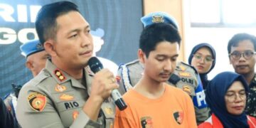 Armor Toreador, pelaku KDRT terhadap istrinya selegram Cut Intan Nabila, saat dihadirkan Kapolres Bogor, AKBP Rio Wahyu Anggoro, dalam konferensi pers.(Foto:Humas Pores Bogor).