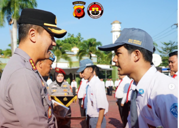 Puluhan personil Polresta Bandung dan warga masyarakat Kabupaten Bandung menerima penghargaan dari Kapolresta Bandung Kombes Pol Kusworo Wibowo. (FOTO: Humas Polda Jabar)