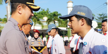 Puluhan personil Polresta Bandung dan warga masyarakat Kabupaten Bandung menerima penghargaan dari Kapolresta Bandung Kombes Pol Kusworo Wibowo. (FOTO: Humas Polda Jabar)