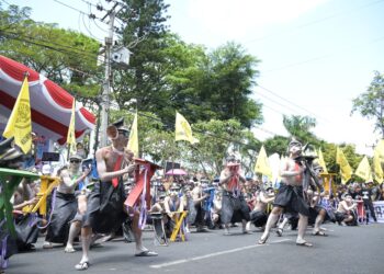 Ribuan warga dari berbagai penjuru tumpah ruah di sepanjang Jalan Pendopo hingga pertokoan Siliwangi untuk menyaksikan karnaval budaya dalam rangka memperingati Hari Jadi Kuningan ke-526, Minggu (25/08/2024).