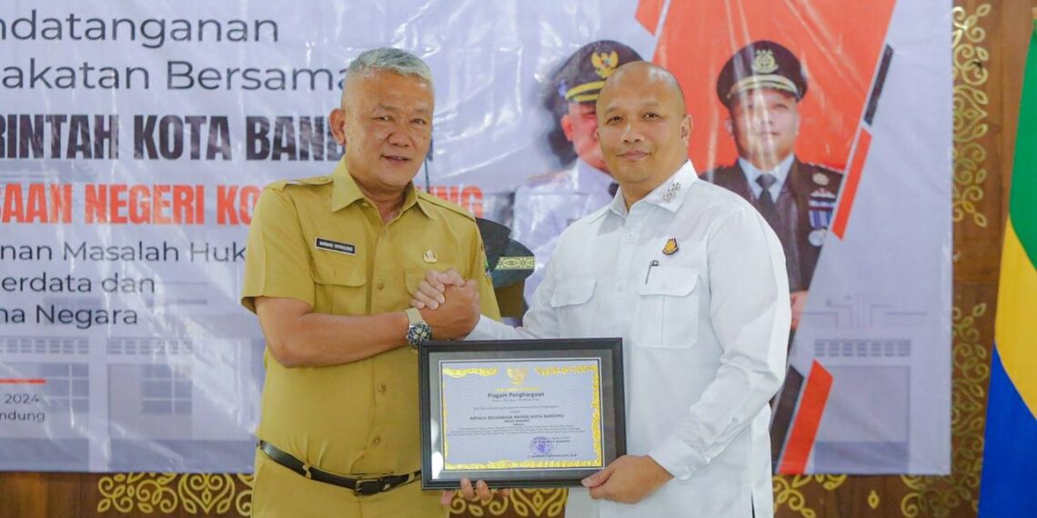 Pemerintah Kota Bandung dan Kejaksaan Negeri Kota Bandung resmi menandatangani kesepakatan bersama untuk penanganan masalah hukum di bidang perdata dan tata usaha negara.(FOTO: Humas Pemkot Bandung)