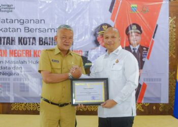 Pemerintah Kota Bandung dan Kejaksaan Negeri Kota Bandung resmi menandatangani kesepakatan bersama untuk penanganan masalah hukum di bidang perdata dan tata usaha negara.(FOTO: Humas Pemkot Bandung)