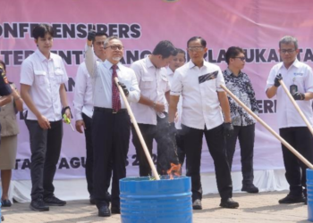 Kementerian Perdagangan tetap menunjukkan komitmennya untuk menegakkan aturan di sektor perdagangan dengan memusnahkan barang-barang yang melanggar ketentuan. 
Acara pemusnahan Menteri Perdagangan Zulkifli Hasan berlangsung di Lapangan Parkir Kementerian Perdagangan Jakarta Senin 19 Agustus 2024.(FOTO: Humas Kemendag)