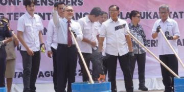 Kementerian Perdagangan tetap menunjukkan komitmennya untuk menegakkan aturan di sektor perdagangan dengan memusnahkan barang-barang yang melanggar ketentuan.
Acara pemusnahan Menteri Perdagangan Zulkifli Hasan berlangsung di Lapangan Parkir Kementerian Perdagangan Jakarta Senin 19 Agustus 2024.(FOTO: Humas Kemendag)