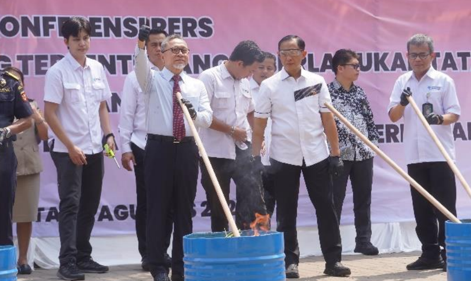 Kementerian Perdagangan tetap menunjukkan komitmennya untuk menegakkan aturan di sektor perdagangan dengan memusnahkan barang-barang yang melanggar ketentuan. 
Acara pemusnahan Menteri Perdagangan Zulkifli Hasan berlangsung di Lapangan Parkir Kementerian Perdagangan Jakarta Senin 19 Agustus 2024.(FOTO: Humas Kemendag)