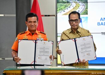 Kementerian Perhubungan serta Badan Nasional Pencarian dan Pertolongan (BNPP/Basarnas), menandatangani kesepakatan bersama tentang Penyelenggaraan Pencarian dan Pertolongan pada Kecelakaan Transportasi, di Kantor Pusat Kementerian Perhubungan, Jakarta, Selasa (6/8).(FOTO: Humas Kemenhub)