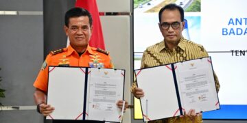 Kementerian Perhubungan serta Badan Nasional Pencarian dan Pertolongan (BNPP/Basarnas), menandatangani kesepakatan bersama tentang Penyelenggaraan Pencarian dan Pertolongan pada Kecelakaan Transportasi, di Kantor Pusat Kementerian Perhubungan, Jakarta, Selasa (6/8).(FOTO: Humas Kemenhub)