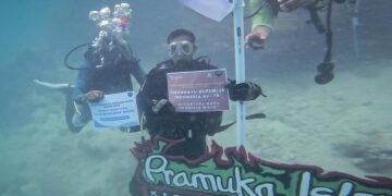 Menteri Pariwisata dan Ekonomi Kreatif/Kepala Badan Pariwisata dan Ekonomi Kreatif (Menparekraf/Kabaparekraf) Sandiaga Salahuddin Uno melakukan pengibaran bendera merah putih di bawah laut Pulau Pramuka, Kepulauan Seribu, DKI Jakarta, dalam rangka memperingati Hari Ulang Tahun (HUT) Kemerdekaan Republik Indonesia Ke-79.(FOTO: Humas Kemenparekraf)