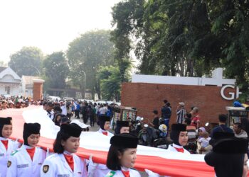 Pj Bupati Bekasi Dani Ramdan melepas peserta Kirab Kebangsaan dan Pawai Budaya yang digelar dalam rangka Hari Jadi Kabupaten Bekasi ke-74 dan HUT RI ke-79 di Museum Gedung Juang, Tambun Selatan pada Jumat (09/08/2024). foto Andre M. Jafar