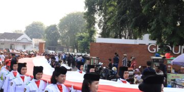 Pj Bupati Bekasi Dani Ramdan melepas peserta Kirab Kebangsaan dan Pawai Budaya yang digelar dalam rangka Hari Jadi Kabupaten Bekasi ke-74 dan HUT RI ke-79 di Museum Gedung Juang, Tambun Selatan pada Jumat (09/08/2024). foto Andre M. Jafar