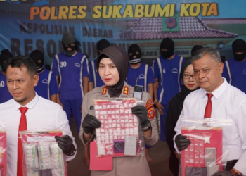 Kapolres Sukabumi Kota AKBP Rita Suwadi menggelar jumpa pers di Mapolres Sukabumi Kota. Kapolres mengungkapkan sepuluh terduga pelaku pengedar narkoba diamankan.