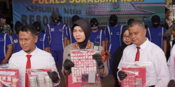 Kapolres Sukabumi Kota AKBP Rita Suwadi menggelar jumpa pers di Mapolres Sukabumi Kota. Kapolres mengungkapkan sepuluh terduga pelaku pengedar narkoba diamankan.