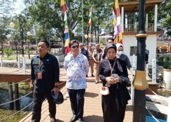 Deputi Kepala Perwakilan Bank Indonesia (BI) Provinsi Jawa Barat, Muslimin Anwar, bersama perwakilan Dinas Penanaman Modal dan Pelayanan Terpadu Satu Pintu (DPMPTSP) Provinsi Jawa Barat, mengunjungi Kabupaten Garut pada Selasa (13/8/2024). (FOTO: Humas Pemkab Garut)