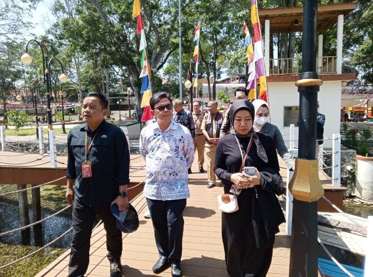 Deputi Kepala Perwakilan Bank Indonesia (BI) Provinsi Jawa Barat, Muslimin Anwar, bersama perwakilan Dinas Penanaman Modal dan Pelayanan Terpadu Satu Pintu (DPMPTSP) Provinsi Jawa Barat, mengunjungi Kabupaten Garut pada Selasa (13/8/2024). (FOTO: Humas Pemkab Garut)
