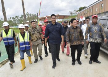 Usai menghadiri Sidang Kabinet Paripurna Perdana di Ibu Kota Nusantara (IKN), Menteri Pemuda dan Olahraga Republik Indonesia (Menpora RI) Dito Ariotedjo bersama Menteri BUMN Erick Thohir yang juga sebagai Ketua Umum PSSI meninjau Training Center PSSI yang dibangun di wilayah IKN, Senin (12/8) siang.(foto:bagus/kemenpora.go.id