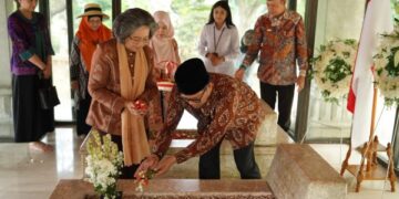 Memperingati Hari Perumahan Nasional (Hapernas) 2024, sejumlah pejabat dan pegawai dari Kementerian Pekerjaan Umum dan Perumahan Rakyat (PUPR) melaksanakan ziarah dan tabur bunga di makam Wakil Presiden Pertama Republik Indonesia, Mohammad Hatta, di Taman Pemakaman Umum (TPU) Tanah Kusir, Jakarta. (FOTO: Humas PUPR)