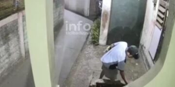 Tangkapan layar di akun Instagram @infoticibaduyut, memperlihatkan pria tidak dikenal diduga berusaha bakar rumah di kawasan Cibaduyut, Kota Bandung.(Foto:Istimewa).