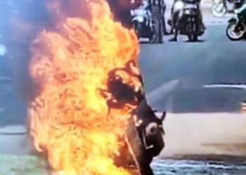 Insiden kebakaran sepeda motor di kawasan Alun-Alun Pelabuhanratu, Kabupaten Sukabumi.(Foto:Tangkapan Layar di Medsos)