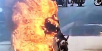 Insiden kebakaran sepeda motor di kawasan Alun-Alun Pelabuhanratu, Kabupaten Sukabumi.(Foto:Tangkapan Layar di Medsos)