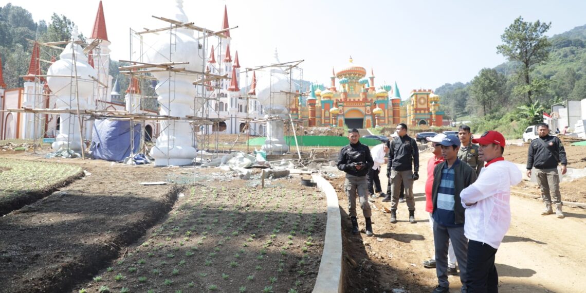 Penjabat (Pj) Bupati Bogor, Asmawa Tosepu, didampingi Pj. Sekretaris Daerah (Sekda) Suryanto Putra dan Asisten Pemerintahan dan Kesejahteraan Rakyat (Aspem Kesra) Zaenal Ashari, melakukan peninjauan langsung ke objek wisata milik PT. Jaswita Jabar di kawasan Puncak, Kecamatan Cisarua. Dalam kunjungan tersebut, Pj. Bupati Bogor menghentikan operasional kegiatan objek wisata yang tidak berizin dan meminta pihak PT. Jaswita untuk melakukan pembongkaran tempat wisata tersebut secara mandiri.(FOTO: Humas Pemkab Bogor)