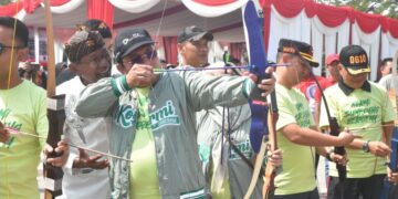 Persatuan Panahan Tradisional (Perpatri) Jaya Nusantara Kabupaten Sumedang mencuri perhatian dalam acara Kormi Sumedang Bergema yang diselenggarakan di Pusat Pemerintahan Sumedang (PPS) pada Kamis, 22 Agustus 2024.(FOTO: Humas Pemkab Sumedang)