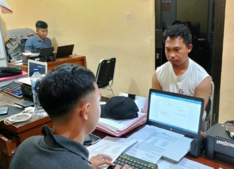 Usep Mulyadi (46), pelaku pelecehan seksual terhadap wanita pegawai Pertashop, menjalani pemeriksaan Unit PPA Satreskrim Polres Cianjur.(Foto:Istimewa).