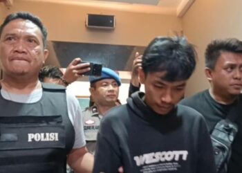 LA, pelaku penikaman terhadap Feni Septiani, wanita muda yang ditemukan terkapar penuh luka di pinggir jalan di Garut dan viral di medsos, dibawa ke Mapolres Garut.(Foto:Istimewa).
