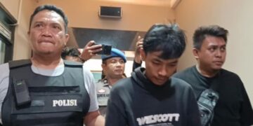 LA, pelaku penikaman terhadap Feni Septiani, wanita muda yang ditemukan terkapar penuh luka di pinggir jalan di Garut dan viral di medsos, dibawa ke Mapolres Garut.(Foto:Istimewa).
