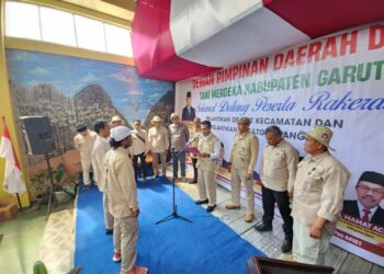 Sekretaris Daerah (Sekda) Kabupaten Garut, Nurdin Yana, menghadiri pelantikan 42 Koordinator Kecamatan (Korcam) Tani Merdeka se-Kabupaten Garut di Kantor Sekretariat Dewan Pimpinan Daerah (DPD) Tani Merdeka Kabupaten Garut, Jalan Raya Darajat, Kecamatan Pasirwangi, pada Rabu (14/8/2024).(FOTO: Humas Pemkab Garut)