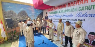 Sekretaris Daerah (Sekda) Kabupaten Garut, Nurdin Yana, menghadiri pelantikan 42 Koordinator Kecamatan (Korcam) Tani Merdeka se-Kabupaten Garut di Kantor Sekretariat Dewan Pimpinan Daerah (DPD) Tani Merdeka Kabupaten Garut, Jalan Raya Darajat, Kecamatan Pasirwangi, pada Rabu (14/8/2024).(FOTO: Humas Pemkab Garut)