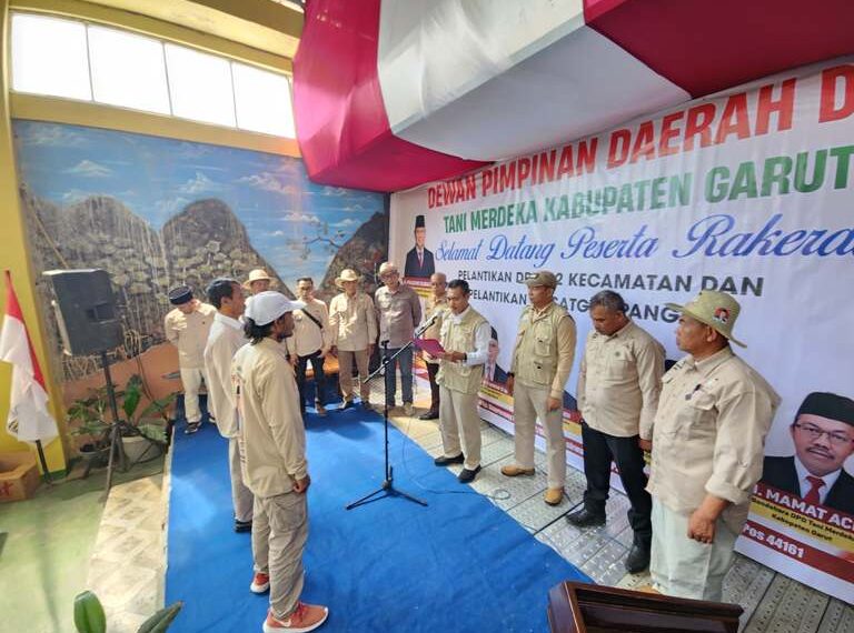 Sekretaris Daerah (Sekda) Kabupaten Garut, Nurdin Yana, menghadiri pelantikan 42 Koordinator Kecamatan (Korcam) Tani Merdeka se-Kabupaten Garut di Kantor Sekretariat Dewan Pimpinan Daerah (DPD) Tani Merdeka Kabupaten Garut, Jalan Raya Darajat, Kecamatan Pasirwangi, pada Rabu (14/8/2024).(FOTO: Humas Pemkab Garut)