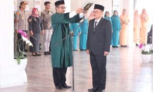 Penjabat Bupati Kuningan Iip Hidajat resmi melantik Asep Taufik Rohman sebagai Penjabat Sekretaris Daerah (Sekda) Kabupaten Kuningan.