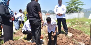 Penjabat Sekretaris Daerah Kabupaten Kuningan, Taufik Rohman secara resmi meletakkan batu pertama untuk pembangunan Ruang Kelas Baru (RKB) di Sekolah Luar Biasa (SLB) Kadugede pada Rabu, 21 Agustus 2024. Acara ini dihadiri oleh berbagai pihak terkait dan diselenggarakan oleh SLB Kadugede.(FOTO: Humas Pemkab Kuningan)