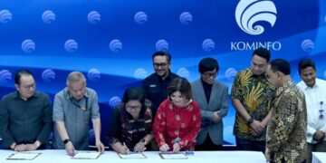 Menkominfo Budi Ari Setiadi didampingi Wamenkominfo 2 Angga Raka Prabowo, Dirjen Aptika Hokky Situngkir, dan Dirjen IKP Prabu Revolusi menyaksikan penandatanganan Deklarasi Pemberatasan Judi Online 11 Asosiasi dan Perhimpunan Sistem Pembayaran Nasional di Kantor Kementerian Kominfo, Jakarta Pusat, Rabu (28/08/2024).