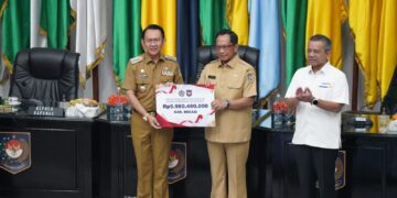 Penjabat Bupati Bekasi, Dani Ramdan menerima Penghargaan Insentif Fiskal Tahun 2024, bertempat di Sasana Bhakti Praja, Kantor Kementerian Dalam Negeri RI, Jakarta Pusat, pada Senin (05/08/2024). Foto : Prokopim