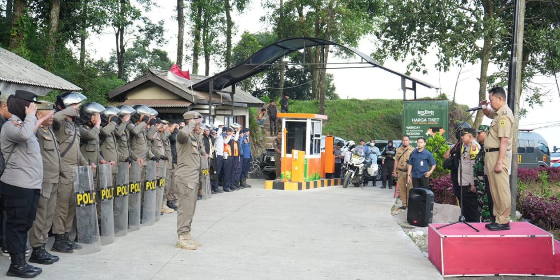 Sekitar 1.200 personel gabungan dari Satpol PP, Dinas Perhubungan, Damkar, BPBD, Kepolisian, Brimob, TNI, dan Garnisun turut membantu dalam pembongkaran bagi pedagang yang belum membongkar secara mandiri.