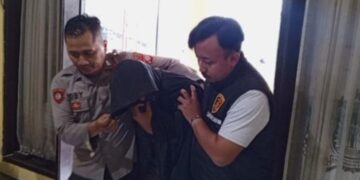 Pelaku pencurian telepon selular (ponsel) penumpang di dalam kendaraan elf diamankan ke Mapolsek Pamulihan, Sumedang.(Foto:Istimewa).