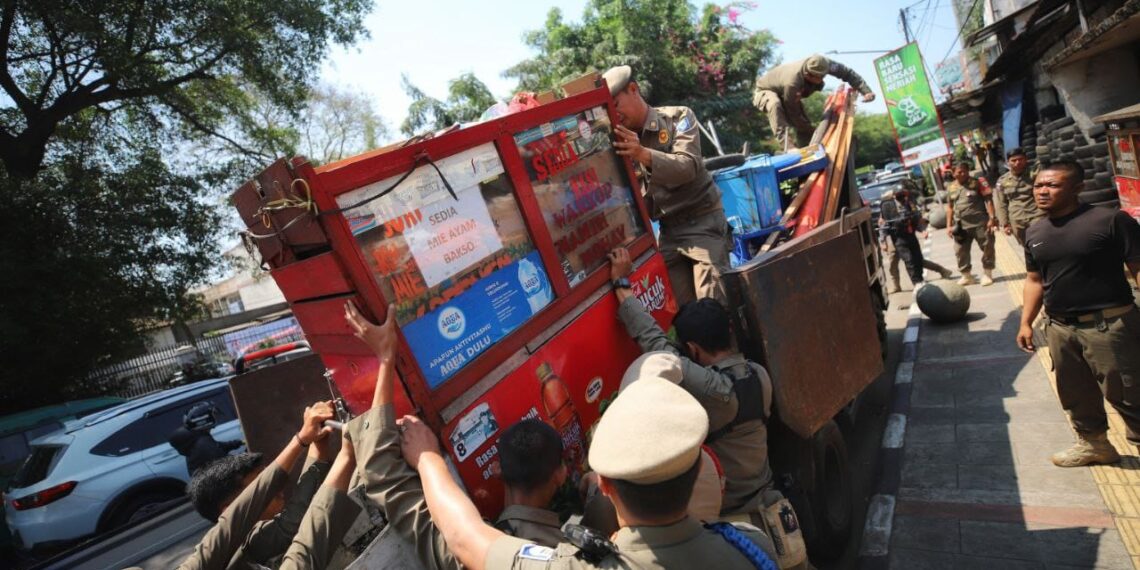 Penertiban PKL dan bangunan liar.(FOTO: Humas Kota Bandung)