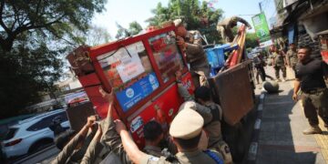 Penertiban PKL dan bangunan liar.(FOTO: Humas Kota Bandung)