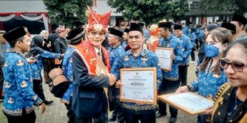 Balai Penyuluh Pertanian (BPP) Kabupaten Ciamis telah mencatatkan prestasi luar biasa dengan meraih empat penghargaan bergengsi dalam ajang Penilaian Aparatur dan Non Aparatur Berprestasi Tingkat Provinsi Jawa Barat Tahun 2024. Penghargaan tersebut diberikan dalam acara Apresiasi Insan Pertanian Berprestasi yang berlangsung di Lapangan Upacara Kantor Pusat Kementerian Pertanian, Jakarta Selatan, pada Sabtu (17/08/2024), bertepatan dengan peringatan Hari Ulang Tahun ke-79 Kemerdekaan Republik Indonesia.(FOTO: Humas Pemkab Ciamis)
