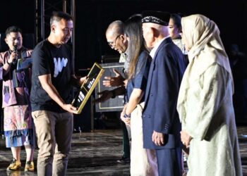 Pemda Provinsi Jawa Barat memberikan penghargaan Lifetime Achievement kepada dua tokoh musik berpengaruh, Nike Ardilla dan Ni Mursih, dalam malam puncak konser West Java Festival 2024.